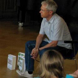 Übersetzer Tobias Scheffel in der Bibliothek am Luisenbad © kulturkind
